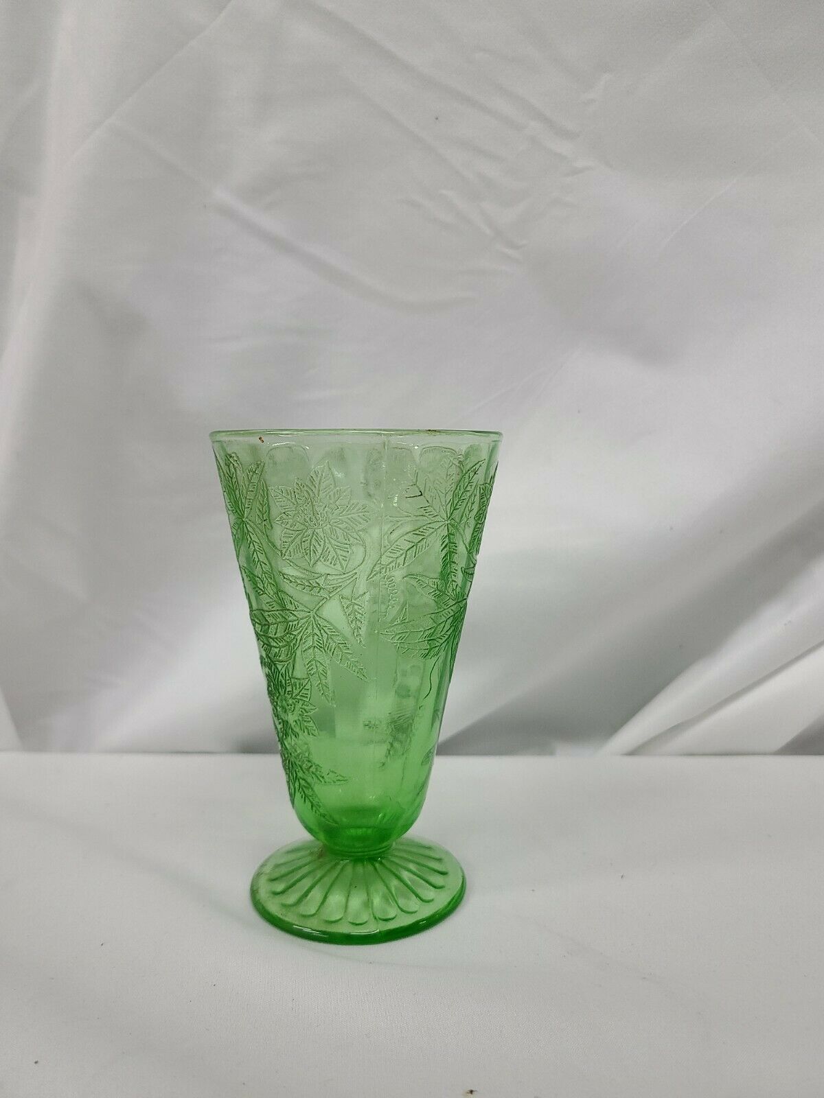 VINTAGE/ANTIQUE JEANNETTE GLASS FLORAL POINSETTIA GREEN FOOTED LEMONADE TUMBLER